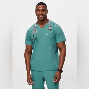 NWT Figs Leon Two Pocket Scrub Top and Jogger Pants Set